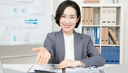 照護(hù)險(xiǎn)與長(zhǎng)期照護(hù)險(xiǎn) 定義、區(qū)別與看護(hù)服務(wù)詳解